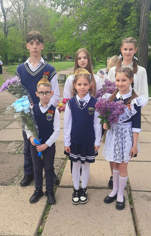 7 мая ученики ГБОУ ЛНР Краснолучской гимназии №1 имени Л. Литвяк почтили память героев Великой Отечественной войны