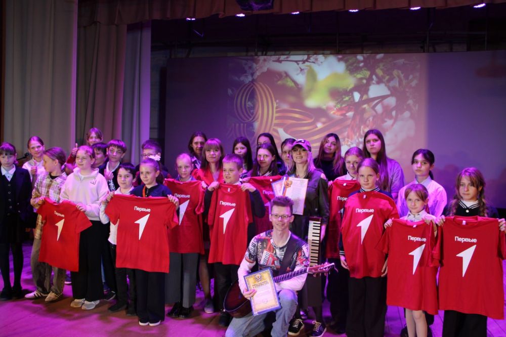 С концертом для детей Меловский муниципальный округ посетила группа «Неслучайная встреча»