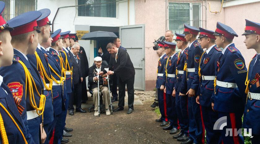 Луганские кадеты ко Дню Победы провели парад около дома ветерана