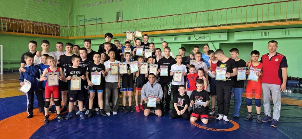 Матчевая встреча команд по вольной борьбе