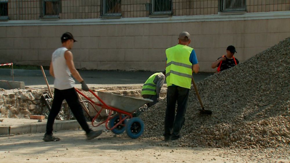 В Краснодоне продолжается благоустройство «Аллеи Дружбы»