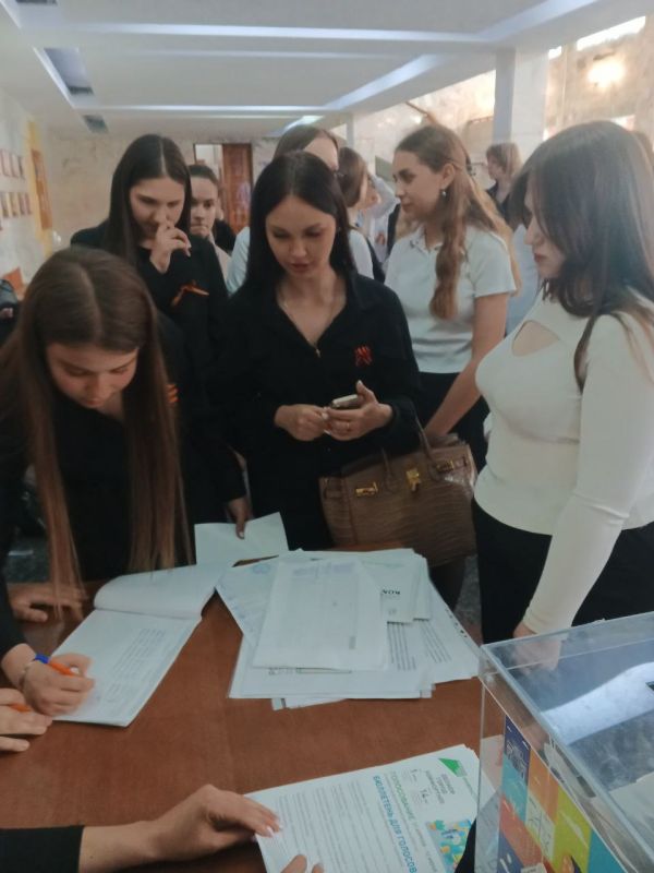 Обучающиеся старших классов и педагоги Ровеньковской гимназии № 1 им. Г. С. Шонина приняли участие в Всероссийском голосовании за объекты для благоустройства в 2026 году в рамках федеральной программы "Формирование