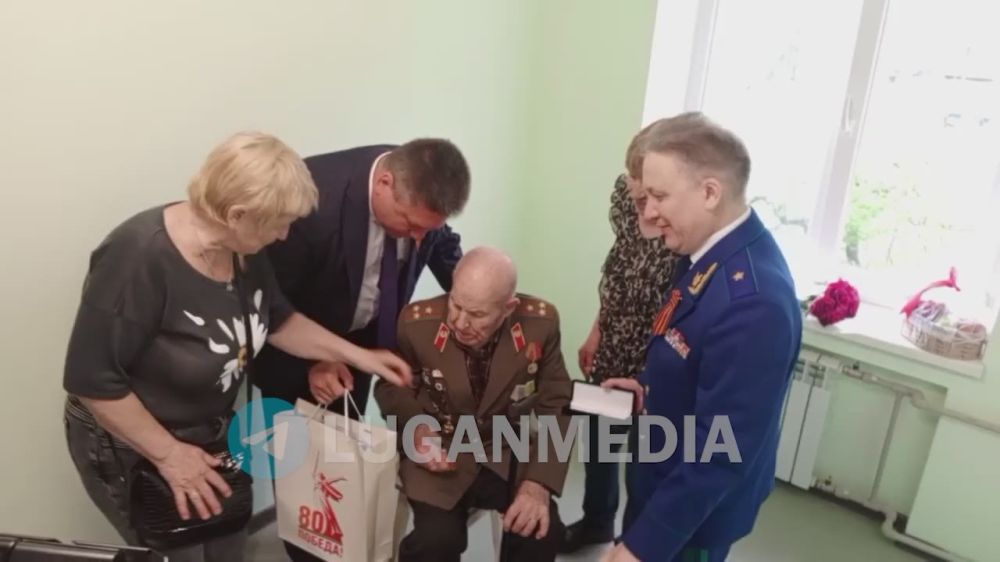 Глава Станично-Луганского муниципального округа Альберт Зинченко вручил ветерану Великой Отечественной войны, участнику Сталинградской битвы Василию Чередниченко подарочный сертификат от благотворительного фонда «Мы вместе»...