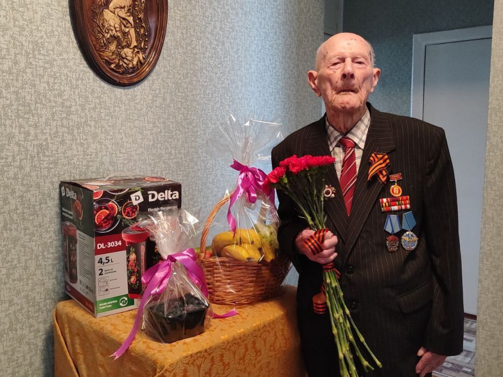 Министр труда ЛНР поздравила ветерана Великой Отечественной войны с 80-летием Победы