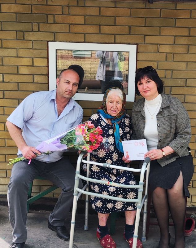 В преддверии 80-летия Победы ветеранам Краснолучского округа вручили персональные поздравления от Президента России