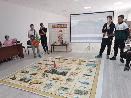 Накануне празднования 80-летия Победы в Великой Отечественной войне в Кировской центральной городской библиотеке прошла игра «Дорогами Победы», которую подарили коллеги из Иркутской областной юношеской библиотеки им И.П....