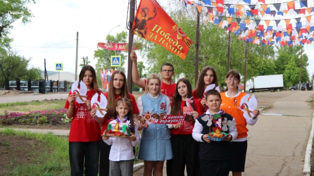 Чтим и помним!. Активисты Марковской гимназии вместе с временно исполняющим полномочия Главы Администрации Марковского муниципального округа Ириной Кузьменко приняли участие во Всероссийской акции «Окна Победы»