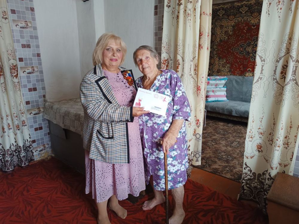 Сотрудники Широковского отдела жизнеобеспечения поздравили участников ВОВ с наступающим Днём Победы и вручили им персональные поздравления от Президента РФ В.В.Путина