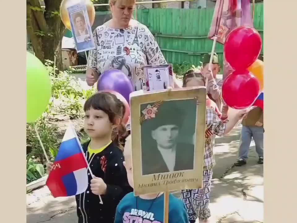 ПАМЯТЬ В КАЖДОМ ШАГЕ. В преддверии Дня Победы в ГБДОУ ЛНР "Краснолучский ясли-сад № 11 "Ромашка" состоялось шествие Бессмертного полка, в котором приняли участие воспитанники и сотрудники