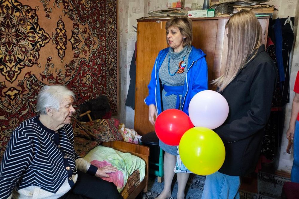 Представители управления по обеспечению жизнедеятельности г. Червонопартизанск навестили на дому замечательную жительницу города, Лидию Георгиевну Скрипченко, чтобы лично поздравить ее с 90-летним юбилеем