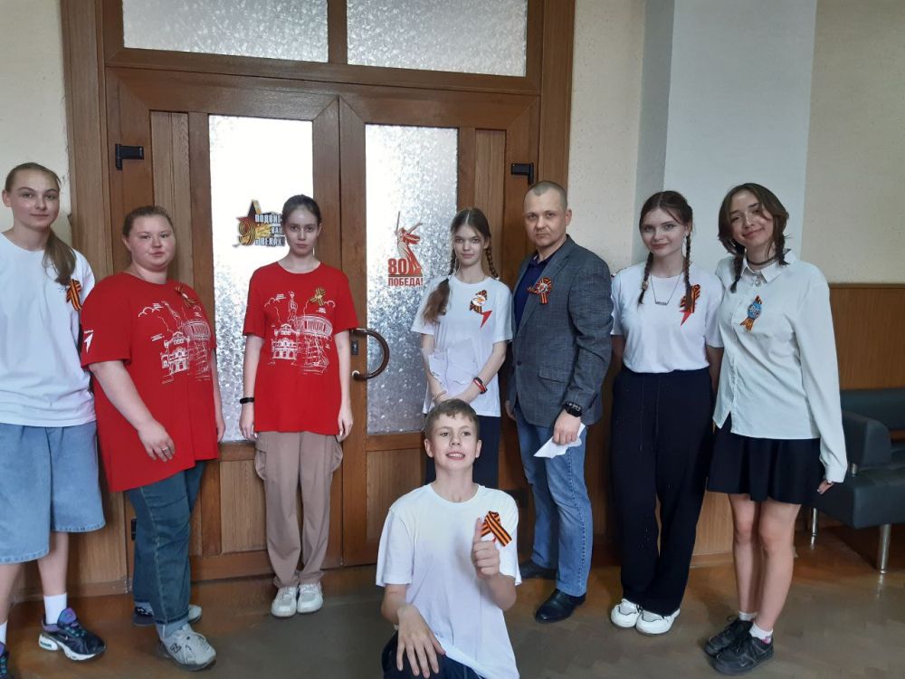 Совместно с временно исполняющим полномочия Главы городского округа города Северодонецка Павлом Дреевым и активистами Движения Первых приняла участие во Всероссийской акции "Окна Победы"