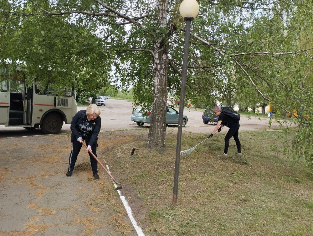 Впреддверии Дня Победы в Красном Луче прошёл субботник