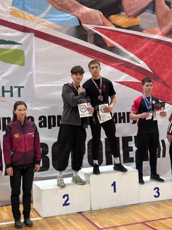 Битюк Александр из Новопскова завоёвывает золото в соревнованиях по армрестлингу в Воронеже