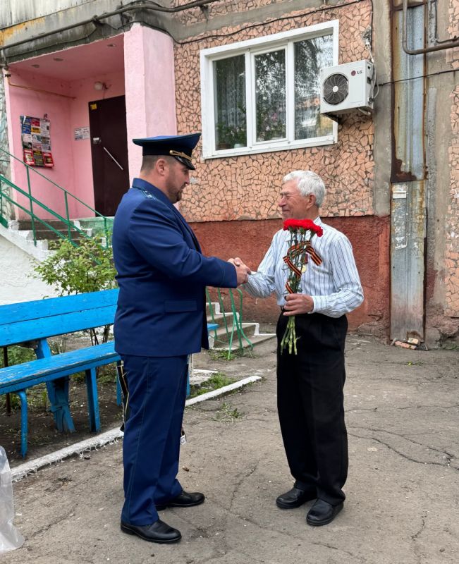В преддверии празднования Дня Победы в Великой Отечественной войне коллектив прокуратуры Антрацитовского района посетил ветерана ВОВ