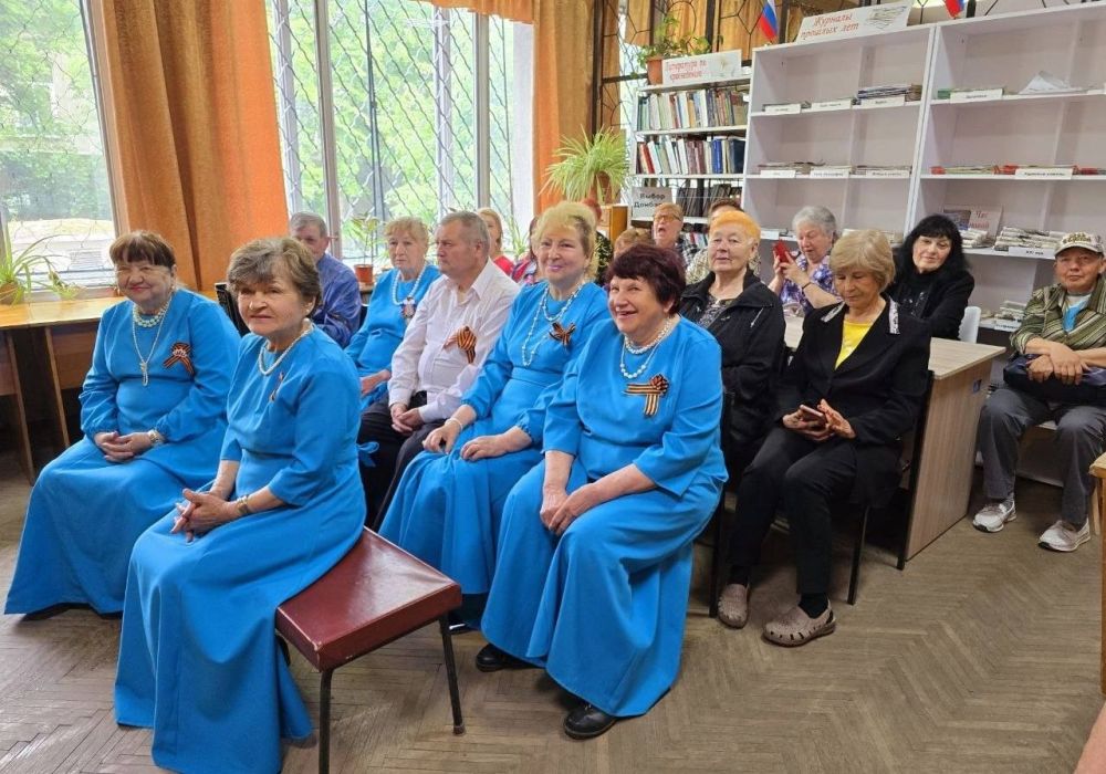 В преддверии празднования великой Победы в библиотеке-филиале № 13 МБУ «Луганская ЦБС для взрослых» прошел музыкально-поэтический час «Звучат стихи и песни о Победе»