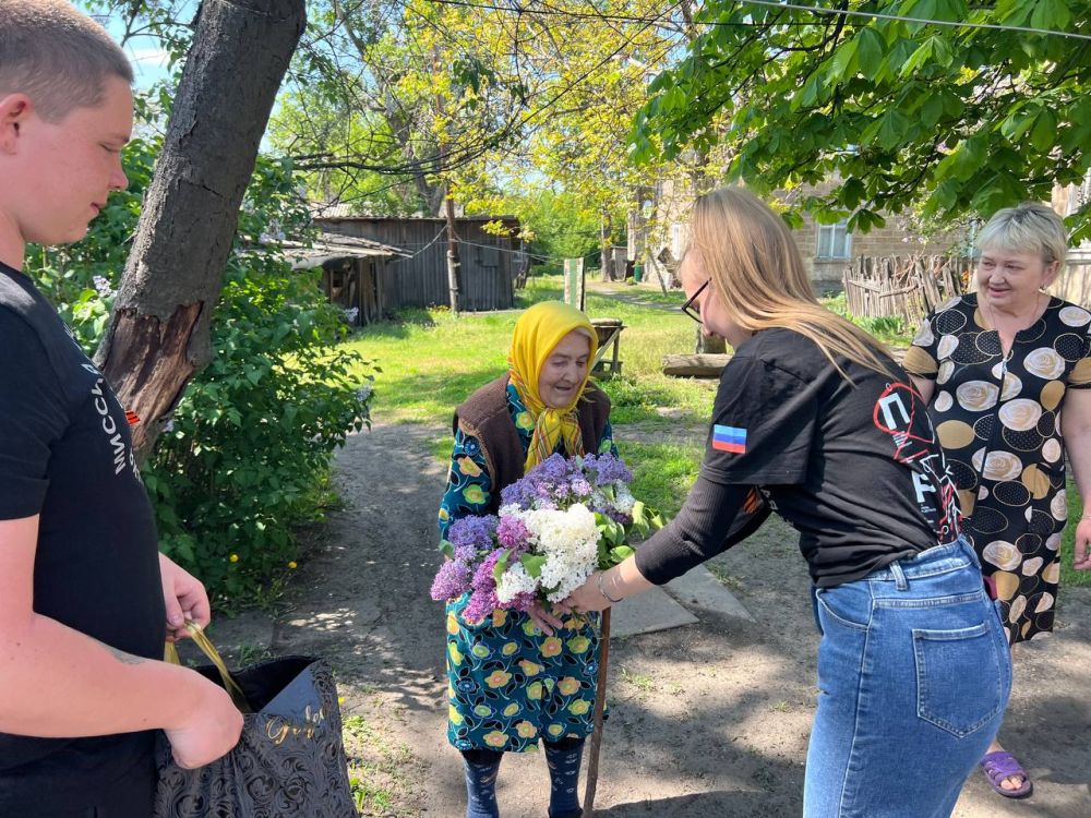 Сегодня в преддверии 80-летия Победы в Великой Отечественной войне активисты Движения Первых Новодарьевской школы им. В. Д. Луганского почтили добрую традицию и посетили ветеранов, чтобы лично поздравить их с праздником...