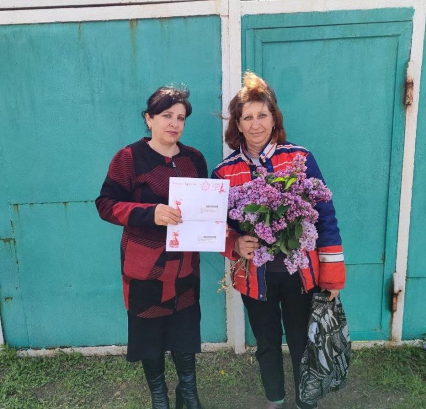 Нижнеольховским ОЖО совместно с филиалом ДК были вручены поздравления Президента РФ ветерану ВОВ Черепахиной А.М. (внучке) и продуктовый набор