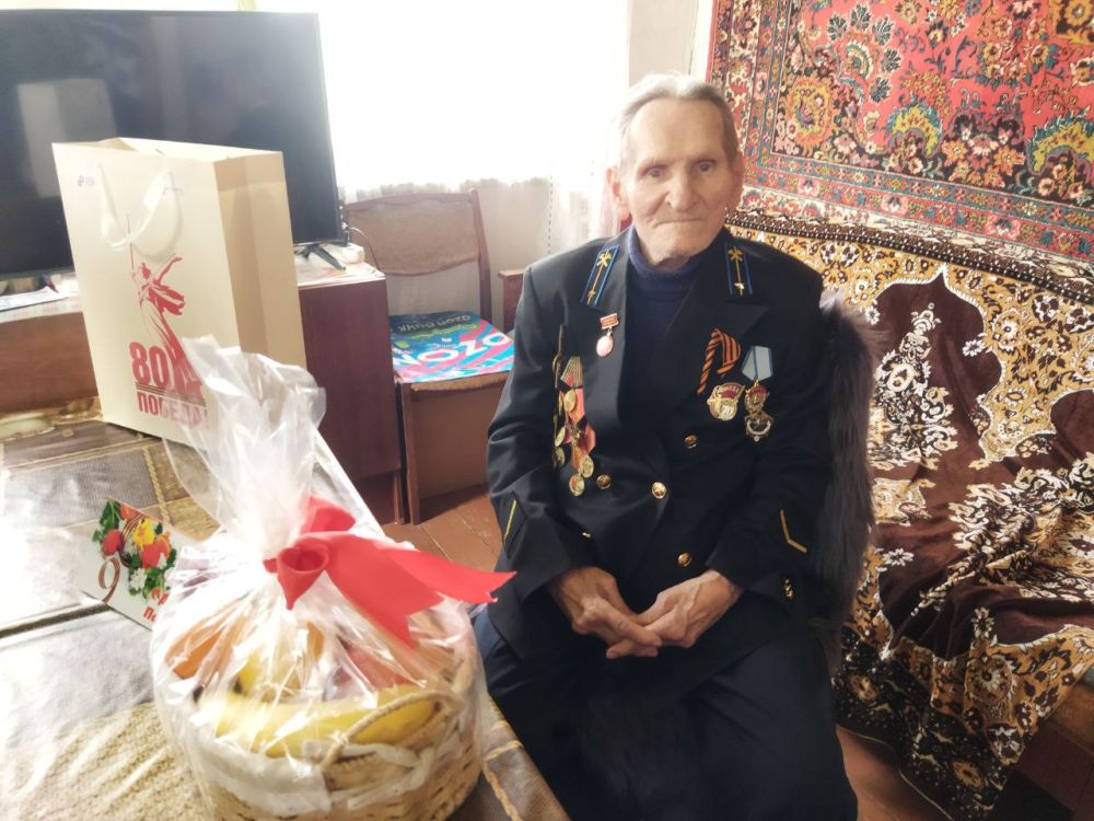 Андрей Рубанцов: В преддверии 80-летия Великой Победы представители Молодежного совета посетили ветерана Великой Отечественной войны Николая Автономовича Медведева, чтобы поздравить его с наступающим праздником