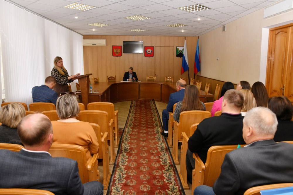Андрей Сухачев: С руководителями и специалистами управления и отделов по обеспечению жизнедеятельности населённых пунктов Администрации на аппаратной учебе обсудили наиболее актуальные вопросы
