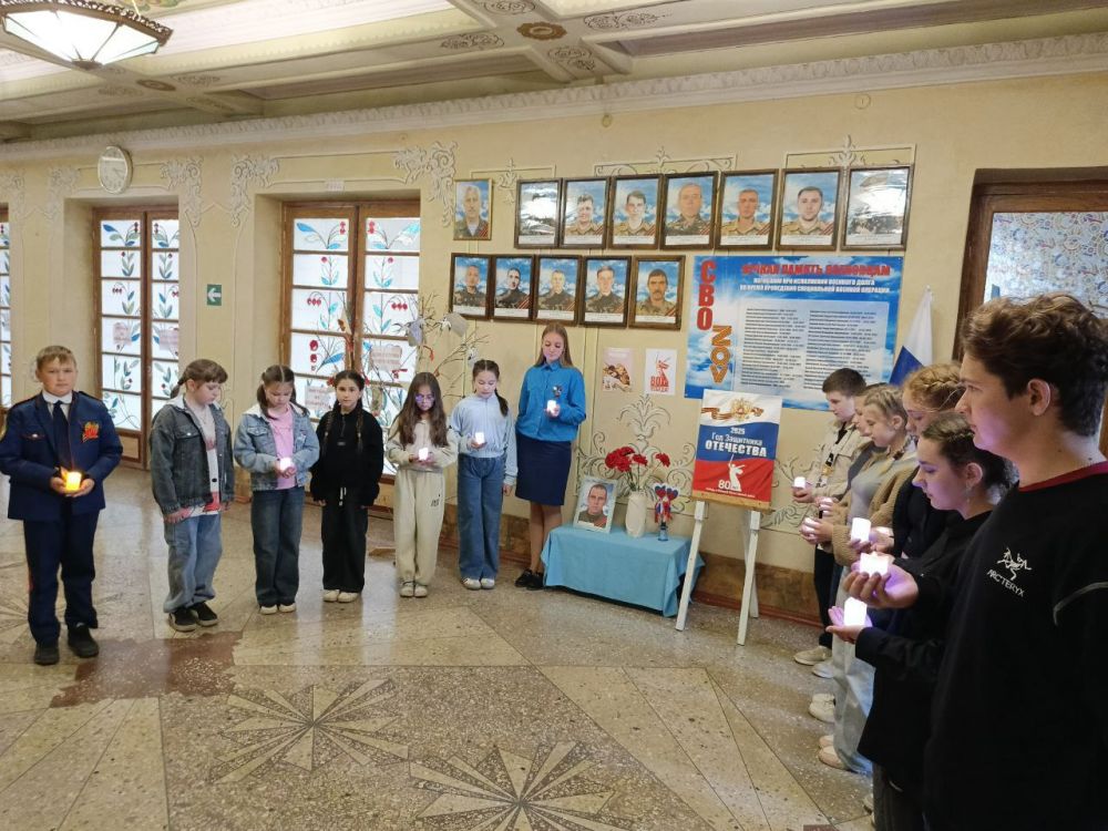 Акция «Свеча памяти» в Доме культуры им. Горького стала важным событием в череде мероприятий, посвященных 80-летию Победы и Дню Добровольца