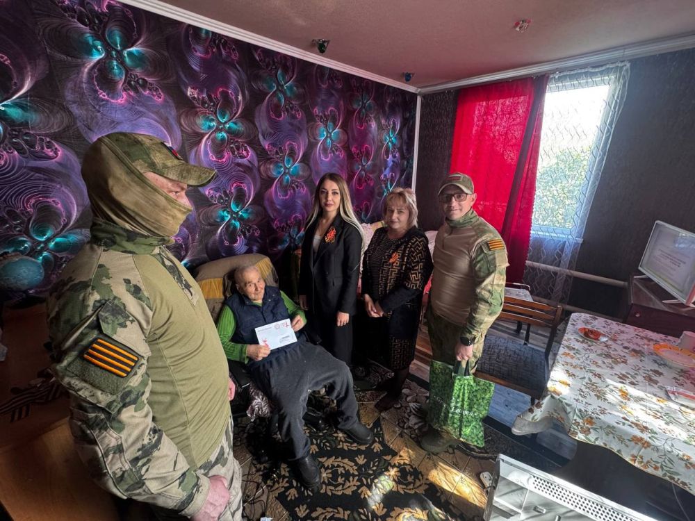 В преддверии Великого праздника 80-летия Победы в Великой Отечественной войне, сотрудники отдела жизнеобеспечения пгт Кленовый совместно с военнослужащими Росгвардии вручили письма - поздравления от Президента Российской...