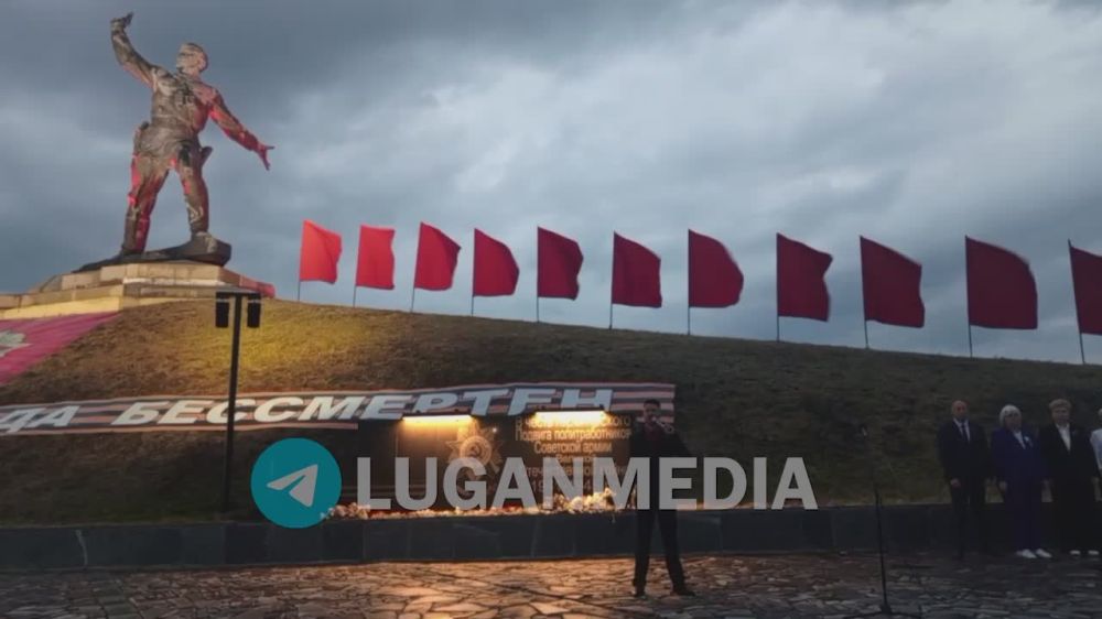 В Славяносербске после благоустройства прошло торжественное открытие памятника политработникам Советской армии (известен как «Комбат»)