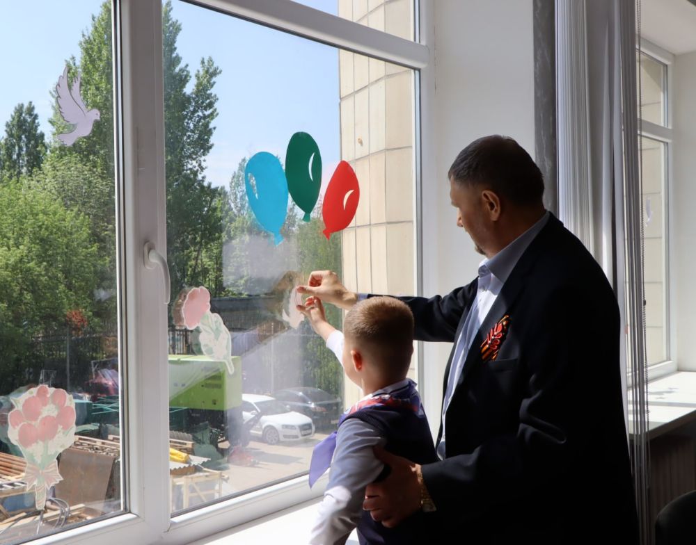 Евгений Бондарь: Связь поколений нерушима!. В преддверии знаменательной даты, 80-летия Победы в Великой Отечественной войне, наш округ присоединился к Всероссийской акции «Окна Победы»