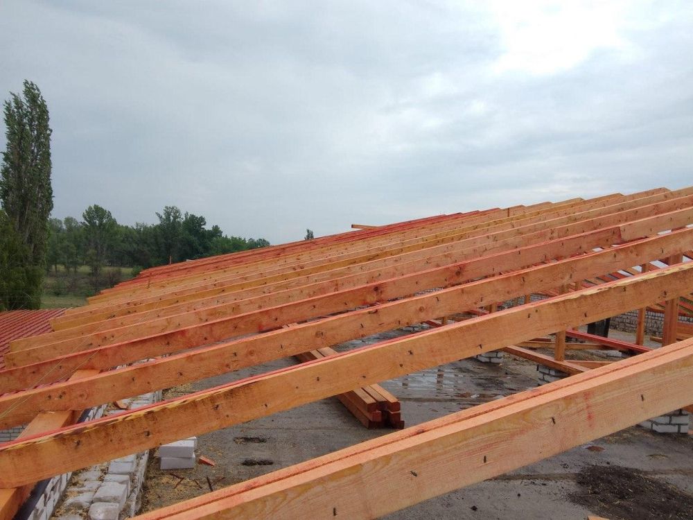 Воронежские строители продолжают реконструкцию кровли Песковской средней школы (ЛНР)