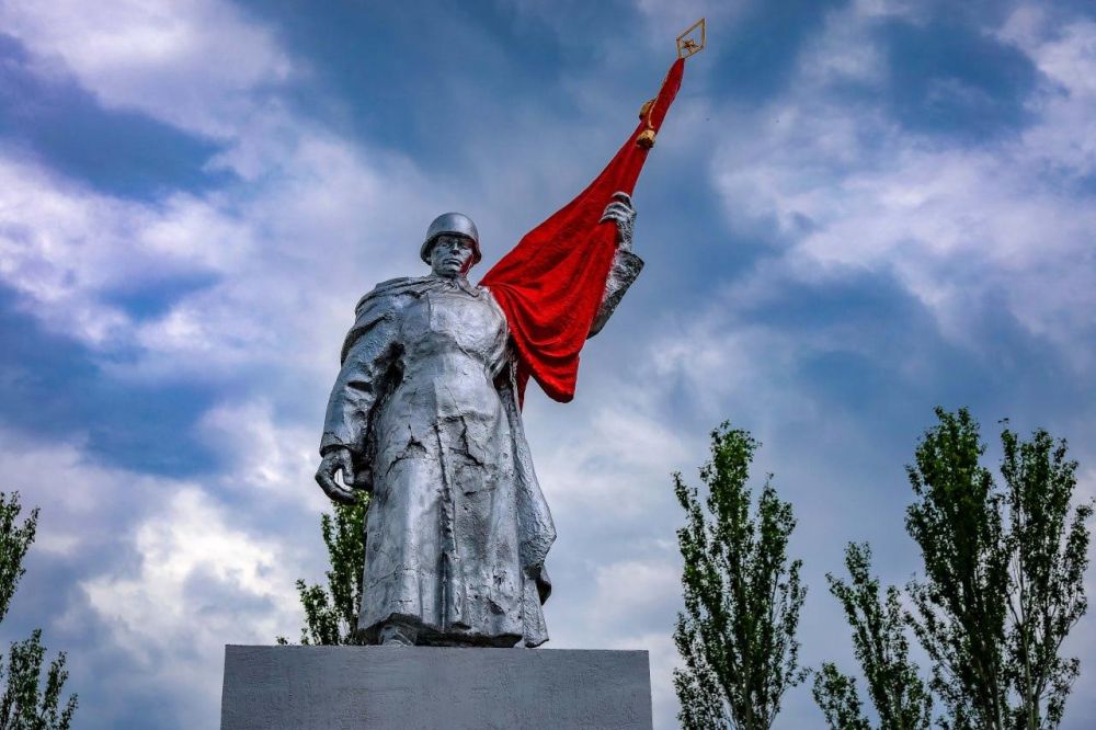 В преддверии Дня Победы в Луганске открылся отреставрированный сквер Советского солдата