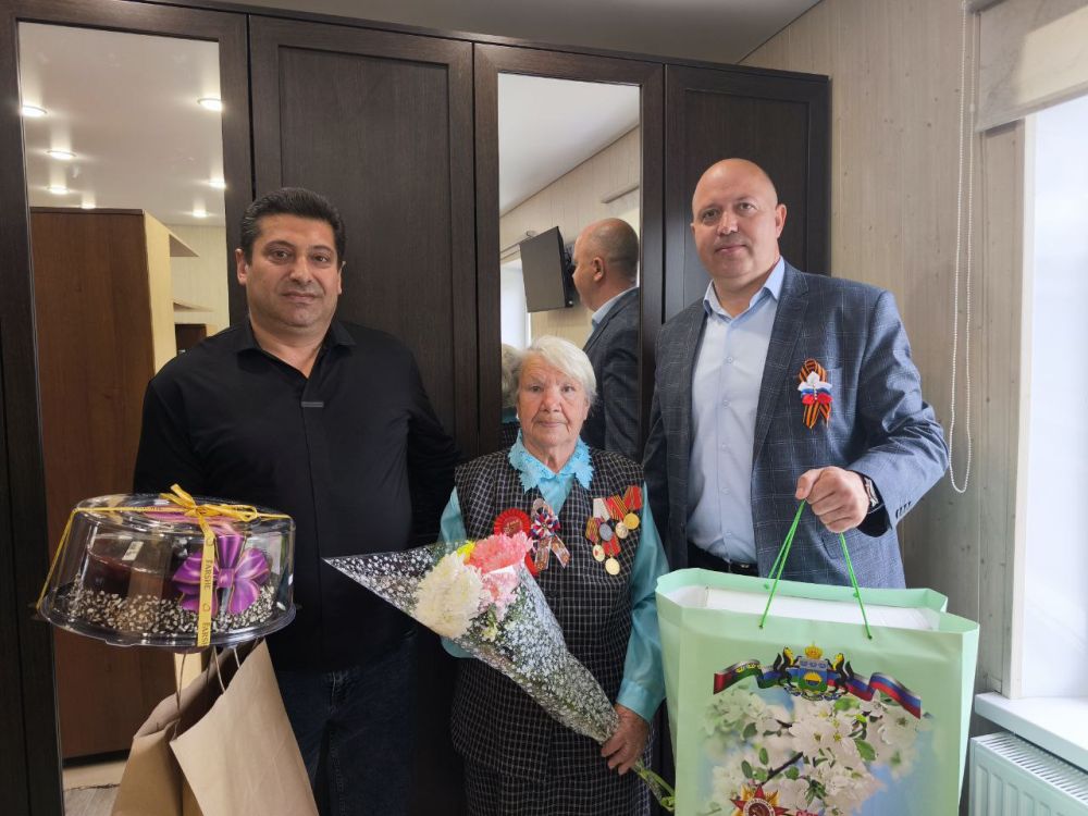 В Краснодоне продолжается вручение персональных писем Победы от Президента Российской Федерации Владимира Путина, что стало важным событием для местных ветеранов и жителей города