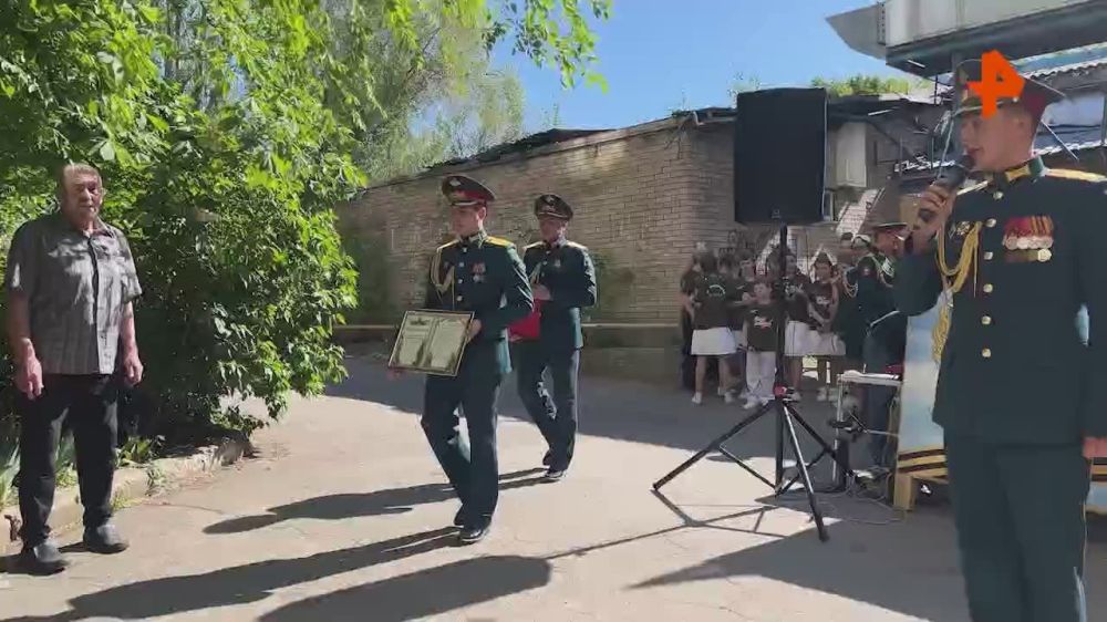Артисты ансамбля песни и пляски ЦВО поздравили жителей ЛНР с юбилеем Победы