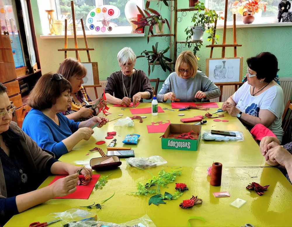 Мастера декоративно прикладного искусства коллектива «Светлица» Кировского городского Дворца культуры изготовили символы Великой Победы из георгиевской ленты в память о подвигах солдат, которые отстояли мир на родной земле
