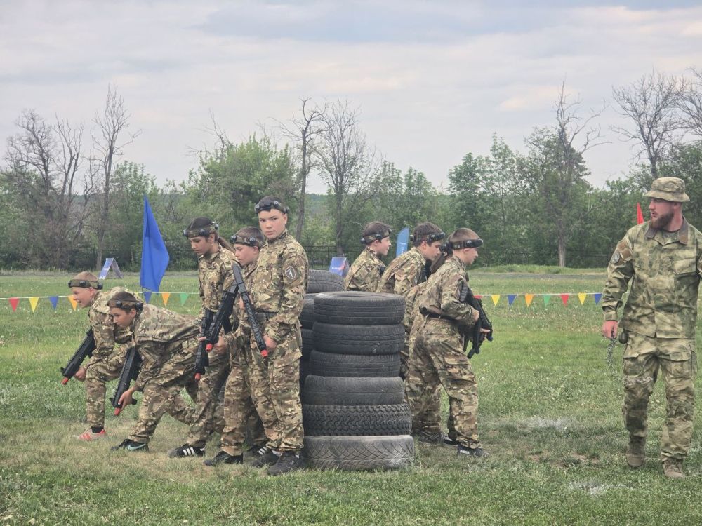 Андрей Рубанцов: Команда средней возрастной категории "Честь и Слава" Ясеновской гимназии им.Ю.В.Стеценко после победы на муниципальном этапе игры "Зарница 2.0" в Ровеньках стала участником Регионального этапа в Краснодоне