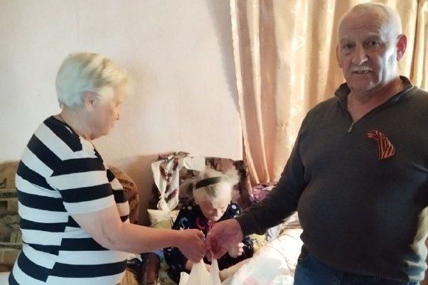 В селе Александровка в преддверии Дня Победы долгожителям вручили поздравительные письма от Президента РФ