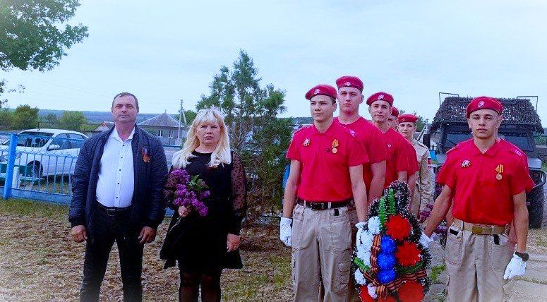 Возложение цветов к подножию памятника героям Великой Отечественной войны в селе Семикозовка