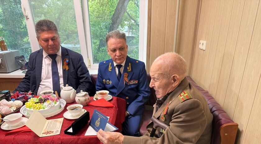 Прокурор ЛНР вручил ключи от квартиры 102-летнему участнику Сталинградской битвы