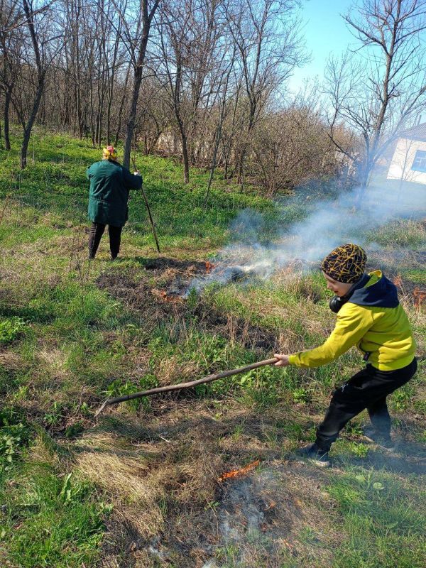 В преддверии великого Дня Победы в филиал - клубе с. Крепи был проведен субботник, изготовлены стенды и подняты государственные флаги