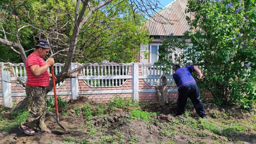 Жительница поселка Энгельсово Надежда Беликова, жена инвалида первой группы, обратилась в отдел по жизнеобеспечению пгт Краснодон, пгт Семейкино, пгт Энгельсово с просьбой помочь засыпать яму, образовавшуюся после завершения...