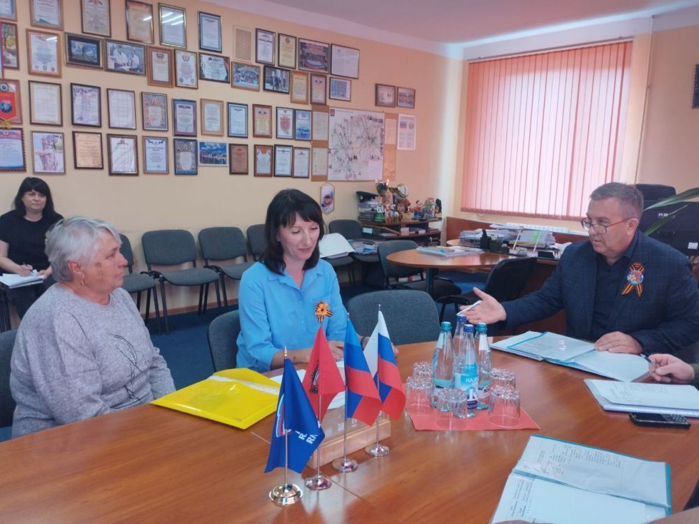 Накануне, 7 мая, Глава Перевальского муниципального округа Виталий Михайлов встретился с матерью погибшего военнослужащих, которая проживает в г. Зоринске
