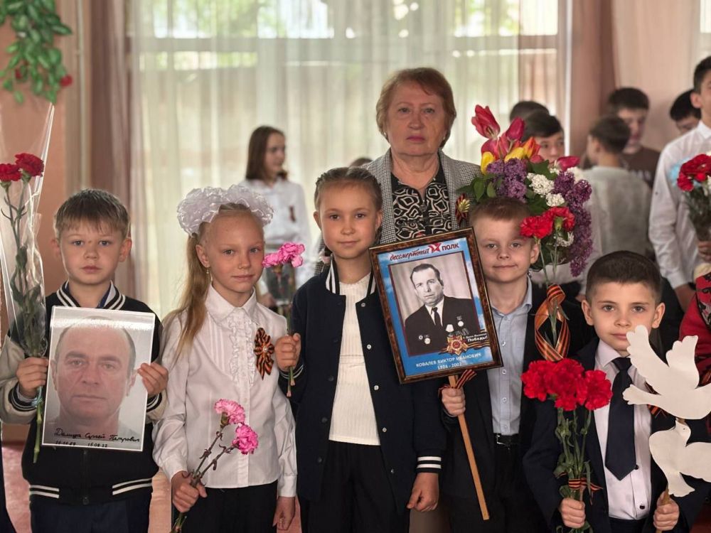 ЛИНЕЙКА- МИТИНГ. Сегодня в ГБОУ ЛНР "Краснолучская школа №4"прошла Торжественная Линейка Памяти, посвященная 80-летию со Дня Победы в Великой Отечественной войне