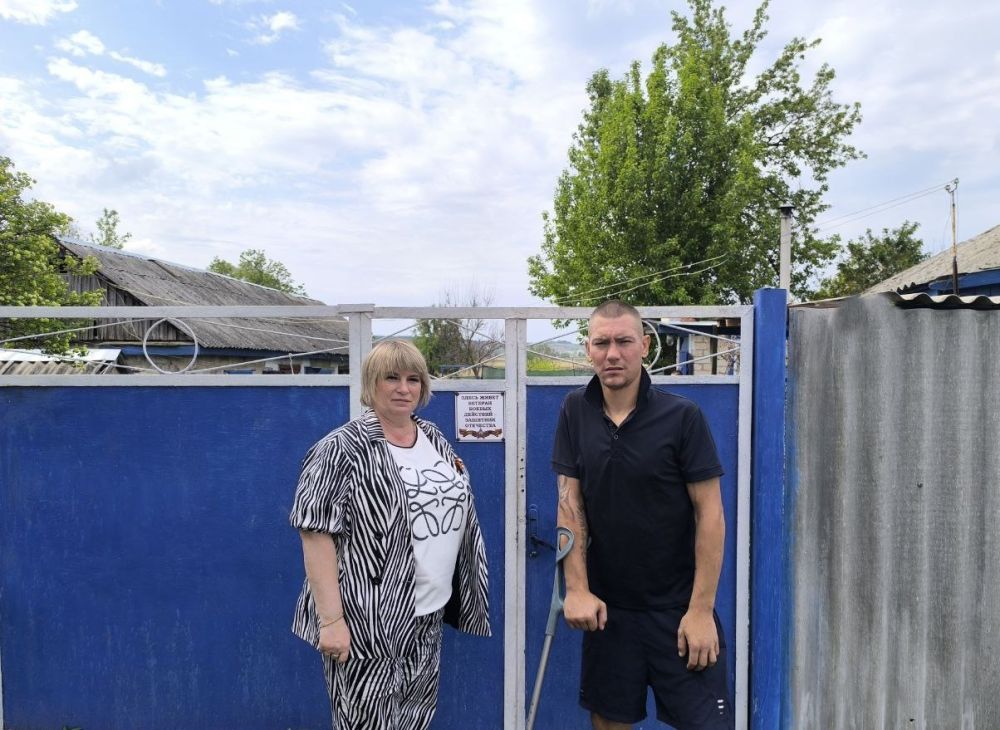 В преддверии Дня Победы глава Белокуракинского округа Ольга Кучерявая и заместитель главы Алексей Баган посетили семьи участников специальной военной операции (СВО) и ветеранов, чтобы поздравить их с приближающимся праздником