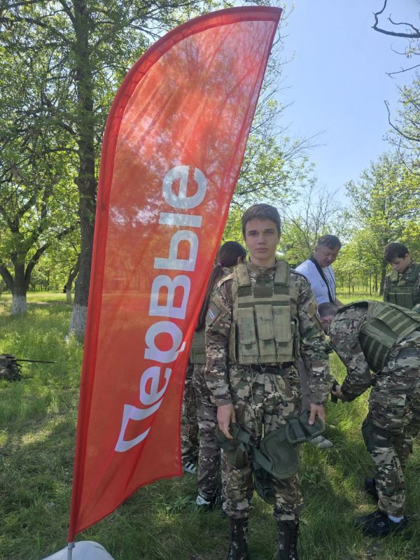 Команда средней возрастной категории "Честь и Слава" Ясеновской гимназии им.Ю.В.Стеценко после победы на муниципальном этапе игры "Зарница 2.0" в Ровеньках стала участником Регионального этапа в Краснодоне