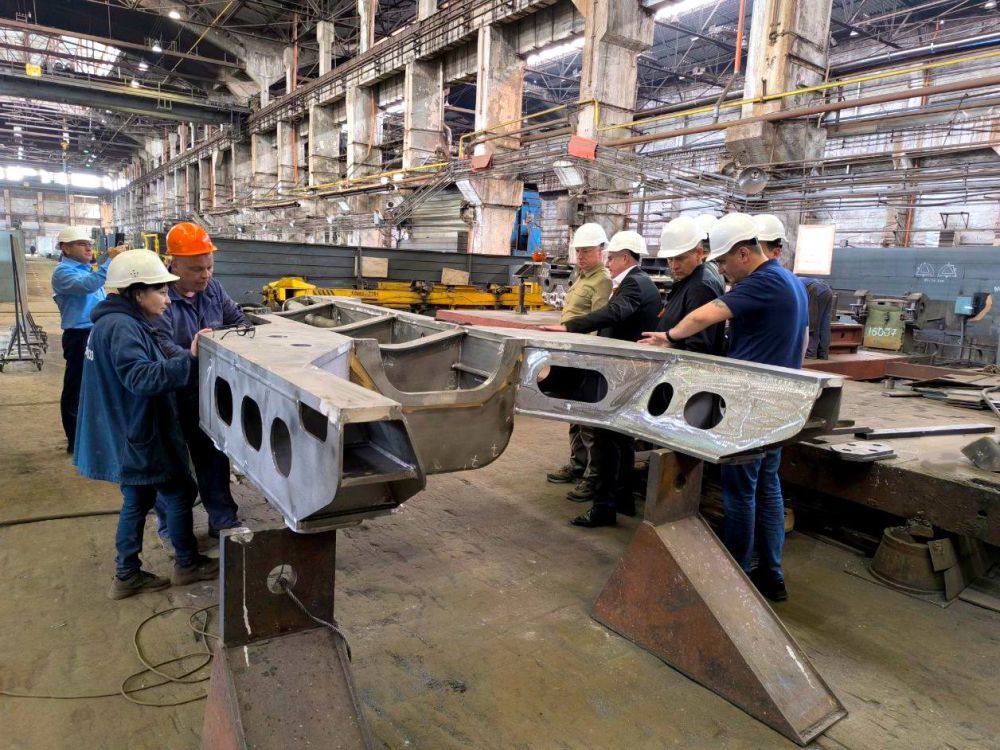 Марат Хуснуллин: Также посетил ЛНР. Ознакомился с работой предприятия «Лугамаш», которое занимается производством железнодорожных локомотивов и подвижного состава