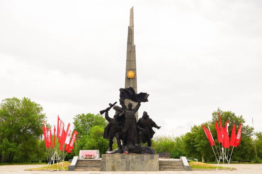 Ольга Бас: Сегодня мы вместе с Председателем Народного Совета ЛНР Денисом Мирошниченко, министром молодёжной политики Михаилом Голубовичем, юношеством и участниками СВО возложили цветы к подножию памятника...