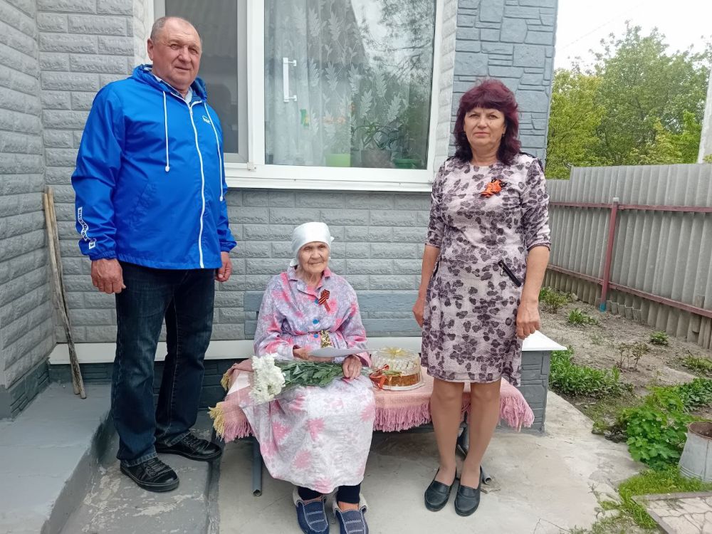 В преддверии Дня Победы активисты партии «Единая Россия» вместе с сотрудниками ООЖ поздравили участников войны