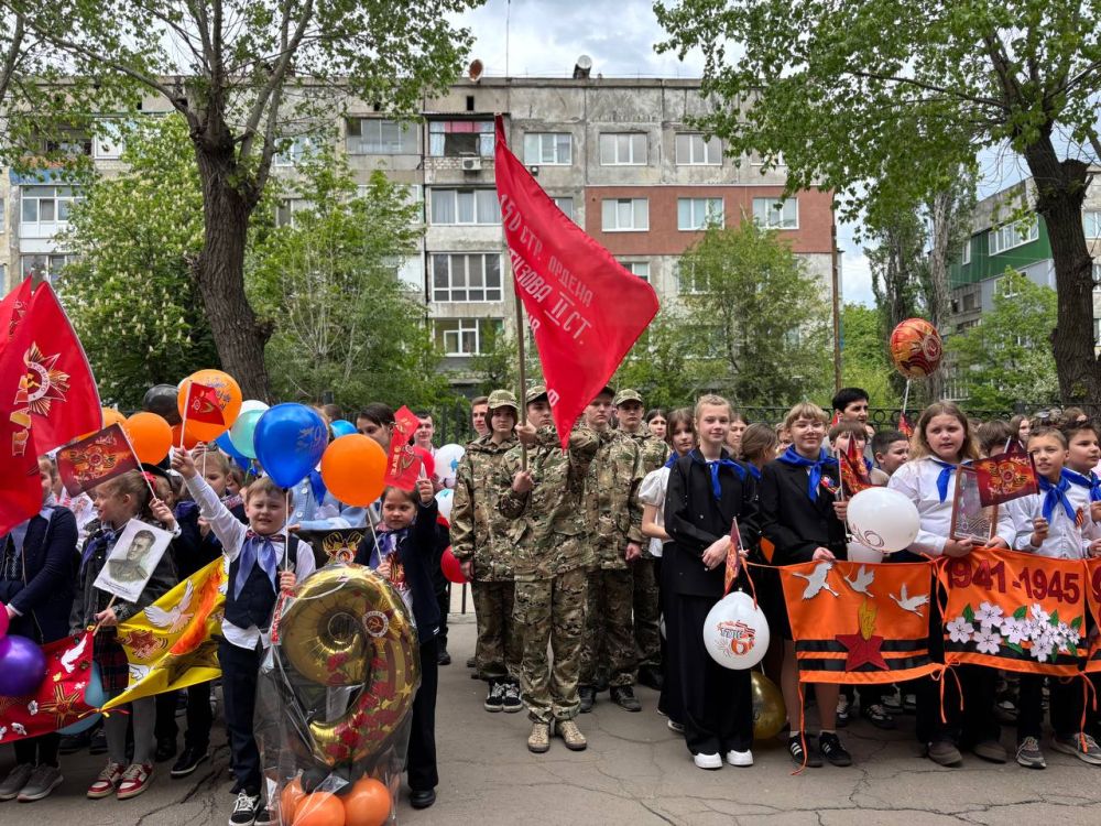 В Антрацитовской специализированной школе № 5 им. В. Очкура прошел фестиваль, посвященный Дню Победы, в котором приняли участие педагоги, учащиеся и родители