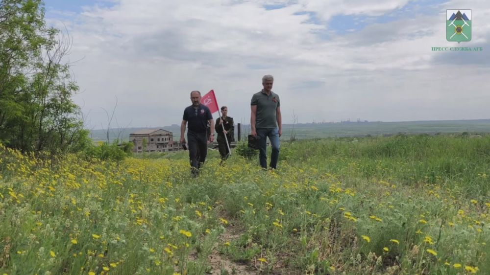 Накануне 80-летия Победы советского народа над фашистской Германией на самой высокой точке Брянки - вершине террикона жилмассива Криворожье - подняли Знамя Победы