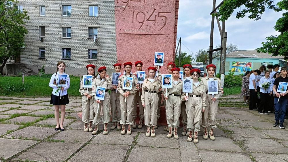 Накануне Дня Победы в Перевальске, возле памятника героям ВОв в микрорайоне Горняцкий, ученики Перевальской школы № 12 им. Г.С. Ширко провели торжественную акцию «Поклонись герою»