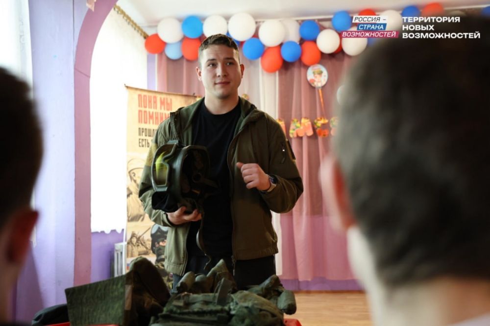 В преддверии Дня Победы в луганских школах прошли уроки мужества с участием Ивана Пономарёва — демобилизованного студента
