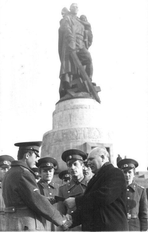 8 мая 1949 года в Трептов-Парке (Берлин) был торжественно открыт самый крупный советский воинский мемориал за пределами Советского Союза - монумент «Воину-освободителю»